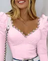 Detalle de blusa rosa con mangas abullonadas cuello en V y encaje de rosas bordadas - S / Tops / Rosa