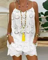 Detail eines weißen Sets aus bestickter Lochstickerei-Camisole und passenden Shorts - S / Oberteil Und Unterteil / Weiß