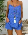 Detailansicht eines blauen, bestickten Baumwollsets aus Camisole und Shorts mit Lochstickerei - Blau