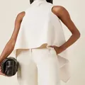 Dettaglio elegante top bianco senza maniche con orlo irregolare e collo alto - Taglia S / Top / Bianco