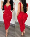 Vue détaillée avant et arrière d'une robe rouge à paillettes dos nu avec nœud - S / Rouge