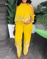 Vista dettagliata di questo completo giallo a fiori con maniche decorate di perle. - Giallo