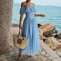 Elegante lichtblauwe maxi-jurk met blote schouders en ruches voor de zomervakantie - S / Dresses / Blauw