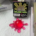 Detailansicht eines rosa durchscheinenden Splash-Stressabbau-Quetschballs mit Verpackung - Virus-Bakterien (Verpackt) / Rot