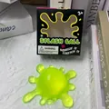 Detail eines lichtdurchlässigen grünen Stressballs in Virusform neben der Verpackung. - Virus-Bakterien (Verpackt) / Grün