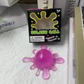 Detailaufnahme eines lila durchscheinenden Splash-Knautschspielzeugs mit Verpackung. - Virus-Bakterien (Verpackt) / Lila