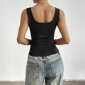 Μινιμαλιστικό μαύρο Y2K στυλ slim fit γυναικείο φανελάκι με βαθιά πλάτη σε σχήμα U - S / Tops / Μαύρο