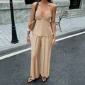 Schickes khakifarbenes Zweiteiler-Set mit Camisole-Top und weit geschnittener Hose. - Khaki