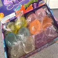 Detaillierte Ansicht verschiedener bunter, transparenter Squishy-Antistress-Spielzeuge im Karton - 6cm Stil / 12er Set / Eisiges Transparentes Grün