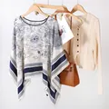 Primo piano del poncho in seta stampato Toile de Jouy blu e bianco sulla gruccia - Top / Stampa Blu Bianco (TS-2426)