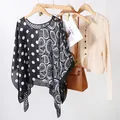 Dettaglio di scialle in seta stampata leggera con motivi paisley e pois chic - Top / Pois Nero Bianco Paisley (TS-2501)