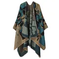 Primo piano di un poncho a scialle in maglia etnica con motivo geometrico astratto - Stile Graffiti Urbano / 160x135cm / Giallo ocra