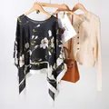Elegante scialle poncho in finta seta nera con motivo floreale di magnolia - Top / Magnolia Nero (TS-2503)