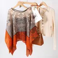 Vue détaillée de l'imprimé et du drapé du poncho en soie de style pull - Hauts / Beige Orange Vintage (TS-2504)