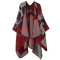Vista dettagliata del poncho etnico con stampa geometrica e maglia morbida. - Stile Graffiti Urbano / 160x135cm / Rosso scuro