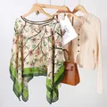 Élégant poncho en soie à imprimé floral et papillons sur un cintre en bois dans un studio - Hauts / Papillon Floral Abricot (TS2414)