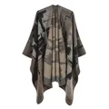 Dettaglio di uno scialle poncho in maglia stile etnico con motivi geometrici astratti. - Stile Graffiti Urbano / 160x135cm / Kaki