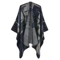 Vista frontale di uno scialle poncho in maglia stile etnico con motivi astratti blu scuro - Stile Graffiti Urbano / 160x135cm / Blu navy