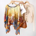 Vue détaillée d'un châle poncho en satin imprimé avec cardigan et sac à main - Hauts / Bloc de Couleur Gingembre Bleu (TS2423)