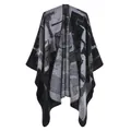 Vista dettagliata del poncho in maglia grigio e nero con motivi etnici astratti ora - Stile Graffiti Urbano / 160x135cm / Nero