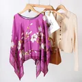 Vue détaillée du poncho en soie à fleurs associé à un cardigan et un sac en cuir - Hauts / Magnolia Violet (TS-2508)