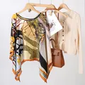 Détail d'un luxueux châle en soie imprimé suspendu avec un sac à main marron chic - Hauts / Arbre Abstrait Jaune Noir (TS-2509)