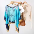 Vue détaillée d'un poncho en soie fleurie associé à une tenue élégante - Hauts / Bleu Bordure Orange (TS-2510)