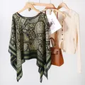 Vue détaillée d'un poncho en soie imprimé cachemire vert avec sac et cardigan - Hauts / Paisley Vert Foncé Noir (TS2427)
