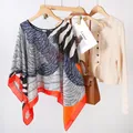 Présentation stylisée d'un poncho en soie imprimé avec des motifs de plumes. - Hauts / Plume Géométrie Bleu Foncé (TS2413)