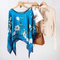 Élégant poncho en satin bleu avec imprimé fleuri de magnolia blanc et ourlet drapé - Hauts / Magnolia Bleu Blanc (TS-2515)