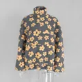 Detailansicht eines grauen Fleece-Sweatshirts mit leuchtend gelben Blumendrucken - S / Oberteile / Gelb