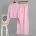 Detailansicht eines rosa Strick-Zweiteilers mit kurzem Reißverschlussoberteil und Hose - S / Oberteil Und Unterteil / Rosa