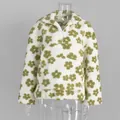 Vorderansicht eines gemütlichen weißen Sherpa-Sweatshirts mit grünem Blumenmuster auf Puppe. - S / Oberteile / Weiß mit grünen Blumen