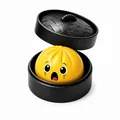 Geel verrast broodje squishy speelgoed in een zwarte gestructureerde stoommand container - 1 Stuk / Gele Stijl