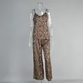 Détail d'un ensemble pyjama en satin léopard avec caraco et pantalon long. - Imprimé léopard