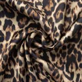Gros plan du tissu en satin léopard luxueux montrant une texture soyeuse - Détails Imprimé Léopard