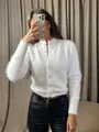 Dettaglio del morbido cardigan bianco in maglia di mohair con bottoni e vestibilità aderente - Taglia S / Top (MY02773) / Bianco
