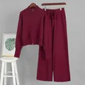 Detailansicht eines weinroten Stricksets mit Reißverschlusspullover und weiter Hose - S / Oberteil Und Unterteil / Burgunderrot