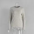 Detalle de camiseta de manga larga a rayas grises y beige en un maniquí - S / Tops / Gris claro