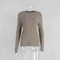 Vista detallada de camiseta de manga larga a rayas marrones y blancas para mujer - S / Tops / Marrón