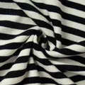 Detailopname van de zachte zwart-wit gestreepte katoenen stofstructuur voor T-shirts dames - S / Tops / Zwart