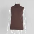 Detailansicht eines minimalistischen braunen ärmellosen Stricktops mit Rollkragen - S / Oberteile / Nur Weste / Kaffeebraun
