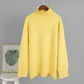 Maglione in maglia gialla oversize a collo alto per donna, pullover invernale chic. - Taglia S / Top / Giallo
