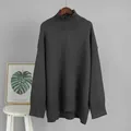 Dettaglio di un maglione lavorato a maglia a collo alto grigio scuro per le donne - Taglia S / Top / Grigio scuro