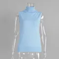 Detailansicht eines hellblauen ärmellosen Stricktops mit Rollkragen - S / Oberteile / Blau