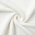 Primo piano del morbido tessuto a maglia bianca con una delicata trama a spirale - Taglia S / Top / Bianco