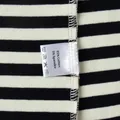 Detailopname van gestreept katoenen T-shirt met materiaallabel en zachte stofstructuur - S / Tops / Zwart