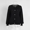 Elegante schwarze leichte Strickjacke mit einreihigen weißen Knöpfen für Frauen - S / Oberteile / Schwarz