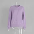Vorderansicht einer weichen fliederfarbenen Strickjacke mit einreihiger Knopfleiste - S / Oberteile / Lavendel
