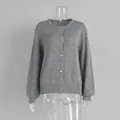 Eleganter grauer einreihiger Strickcardigan-Pullover auf einem Schaufensterpuppen-Torso - S / Oberteile / Dunkelgrau